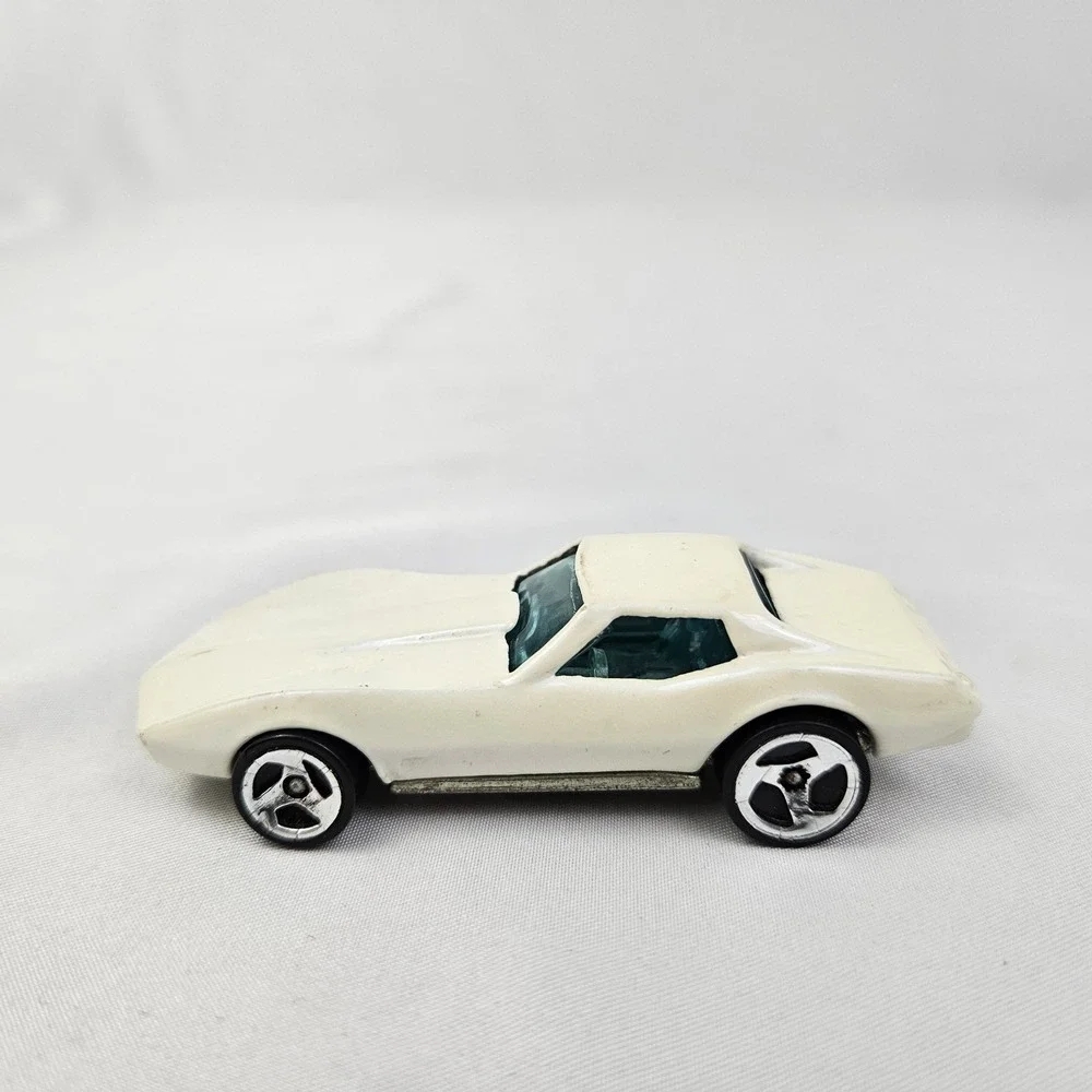 Vintage 1975 Hot Wheels Corvette Stingray Pearl White Malaysia Diecast 1:64